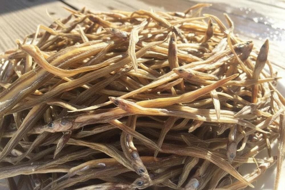 Hải sản kh&ocirc; từ s&ocirc;ng hồ địa phương, vị mặn ngọt h&agrave;i h&ograve;a, rất đưa cơm hoặc nhậu.